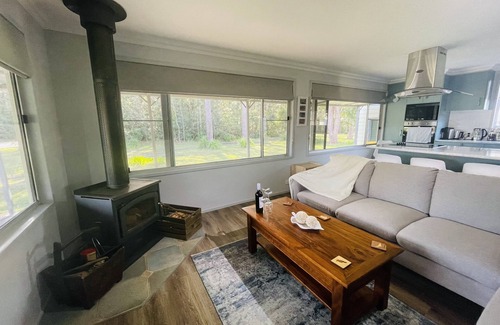 Erowal Bay Casa | The Wildlife Shack - 4 mins to Hyams Beach!