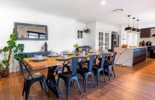 Kearsley Casa | The Wildwood Luxury Escape with Pool, Hot Tub and Space for the Whole Group