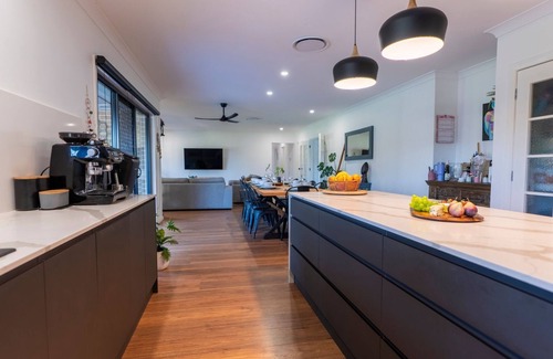 Kearsley Casa | The Wildwood Luxury Escape with Pool, Hot Tub and Space for the Whole Group