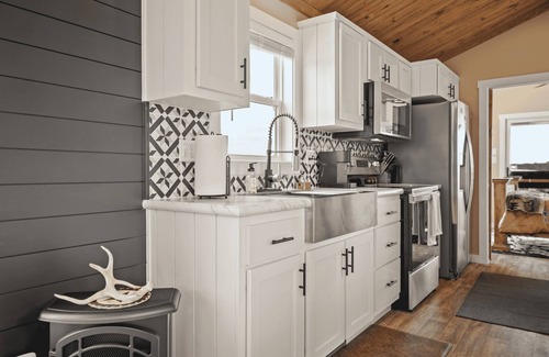 Fredericksburg Cabaña | Black Western-Themed Tiny Home 'The Willie' Offers Luxe Hideout Near Luckenbach's Live Music Scene w
