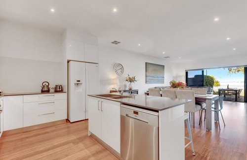 Yarrawonga Casa | The Willows overlooking Lake Mulwala and parkland