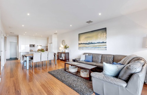 Yarrawonga Casa | The Willows overlooking Lake Mulwala and parkland