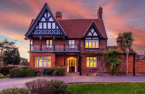 Old Windsor Casa | The Windsor Tapestries Retreat - Sleeps up to 9, Hot Tub, Free Parking, Dog Friendly