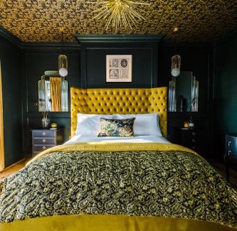 Old Windsor Casa | The Windsor Tapestries Retreat - Sleeps up to 9, Hot Tub, Free Parking, Dog Friendly