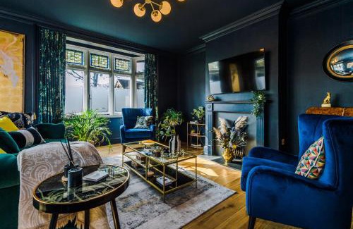 Old Windsor Casa | The Windsor Tapestries Retreat - Sleeps up to 9, Hot Tub, Free Parking, Dog Friendly