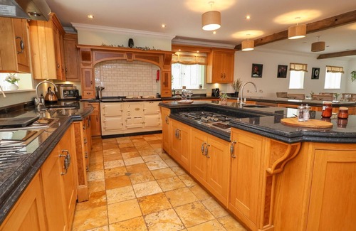 Overton-on-dee Cabaña | THE WING, pet friendly, luxury holiday cottage in Bangor-On-Dee