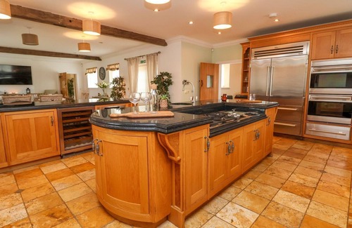 Overton-on-dee Cabaña | THE WING, pet friendly, luxury holiday cottage in Bangor-On-Dee