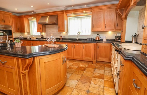 Overton-on-dee Cabaña | THE WING, pet friendly, luxury holiday cottage in Bangor-On-Dee