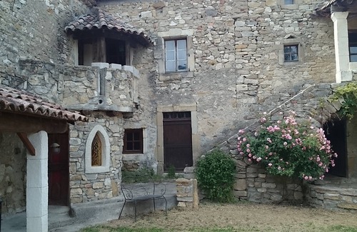 Servas Casa | La única cabaña medieval en el Gard, original con patio interior, en dos hectáreas.
