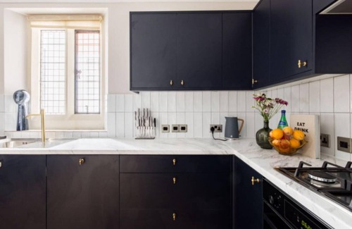Woking Apartamento | The Woking Wonder - Captivating 3bdr Flat With Parking