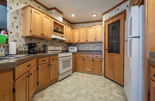 Neillsville Cabina | The Wolf Cabin at the Riviera Resort in Neillsville, Wisconsin!