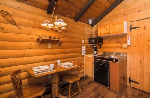 Division No. 11 Cabina | The Wolf Cabin - Bear Creek Cabins
