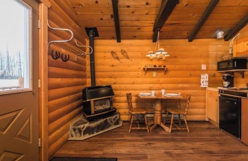 Division No. 11 Cabina | The Wolf Cabin - Bear Creek Cabins