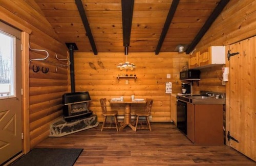 Division No. 11 Cabina | The Wolf Cabin - Bear Creek Cabins