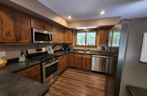 Hayward Casa | The Wolf Den - A Wooded Hideaway