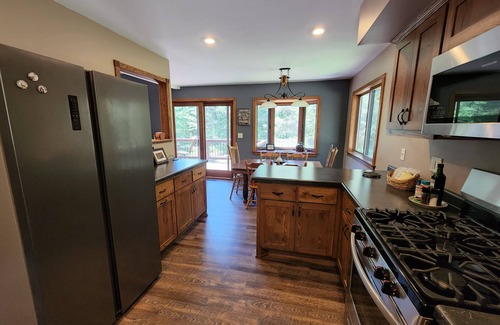 Hayward Casa | The Wolf Den - A Wooded Hideaway
