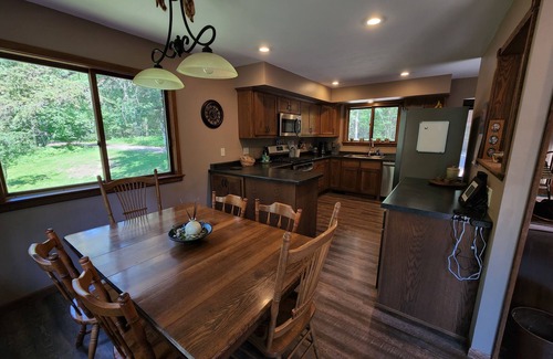 Hayward Casa | The Wolf Den - A Wooded Hideaway