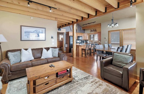 The Forest Chalet De Esquí | The Wolf's Den at Big White | Private Hot Tub