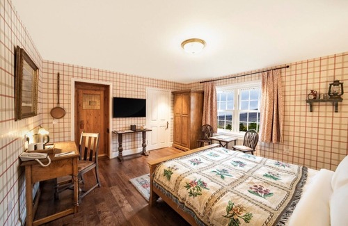 Shiel Bridge Cama Y Desayuno | The wooden floors, vintage furniture, and tartan accents create a comfy room