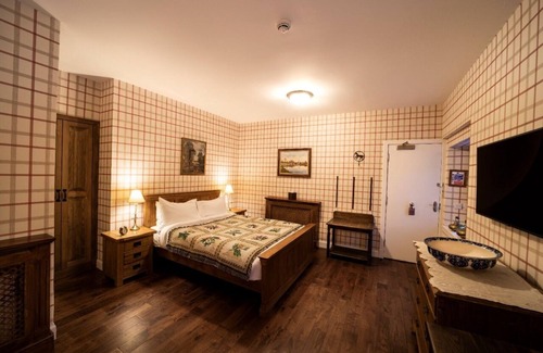 Shiel Bridge Cama Y Desayuno | The wooden floors, vintage furniture, and tartan accents create a comfy room