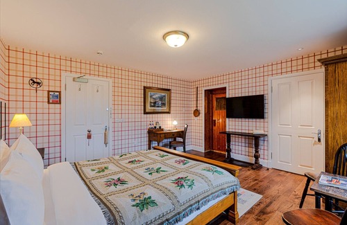 Shiel Bridge Cama Y Desayuno | The wooden floors, vintage furniture, and tartan accents create a comfy room