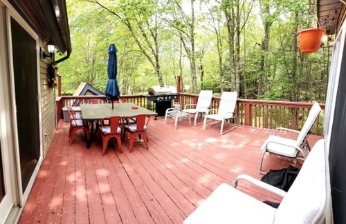 Lake Ariel Casa | The Woodland Hideout by the Lake features a private Hot Tub and Sauna