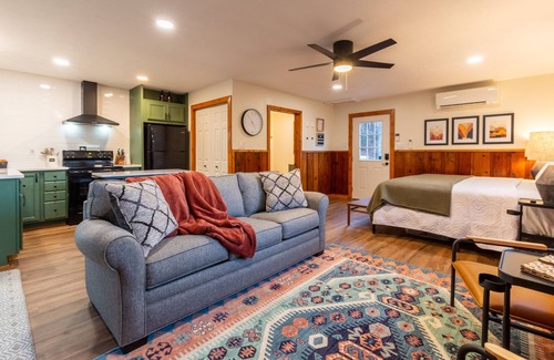 Sylva Apartamento | The Woodlen: Mountain Studio with Hot Tub, Views, Fire Pit, & Ping Pong Table
