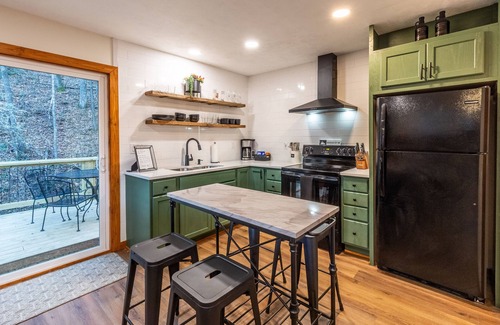 Sylva Apartamento | The Woodlen: Mountain Studio with Hot Tub, Views, Fire Pit, & Ping Pong Table