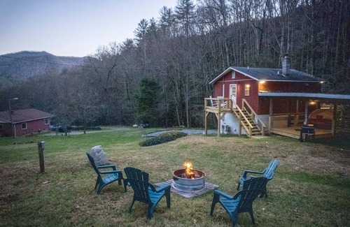 Sylva Apartamento | The Woodlen: Mountain Studio with Hot Tub, Views, Fire Pit, & Ping Pong Table