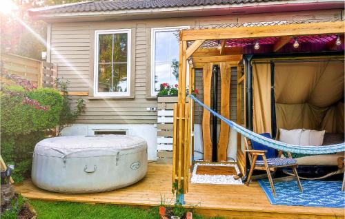 Arendal Casa | The Woodpecker Cottage Tree