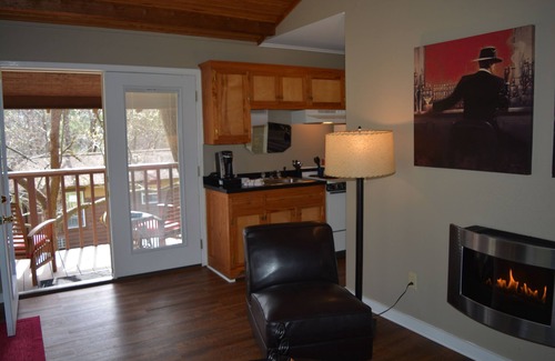Eureka Springs Historic District Cabina | The Woods Cabins