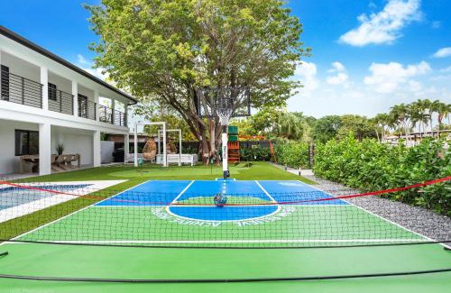 Ludlam Casa | The World 9bdroom Heated Pool with Mini Golf and Canal View