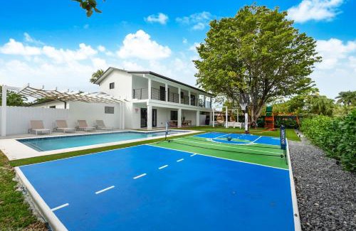 Ludlam Casa | The World 9bdroom Heated Pool with Mini Golf and Canal View