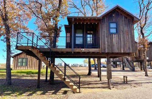 Elm Mott Otro | The Wren Treehouse 15 MIN to Magnolia Baylor