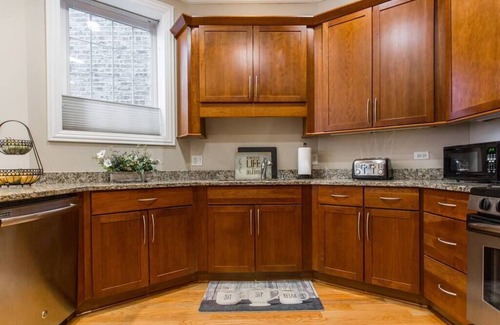 Wrigleyville Apartamento | The Wrigleyville Deluxe -Steps from Wrigley Sleeps 10