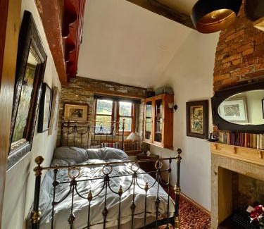 Holmfirth Casa | The Writers Cottage - Intriguing & Romantic