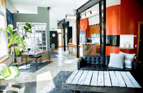 Indianapolis Casa | The Y @Keystone4BR 3.5BA Eclectic/Spacious Getaway