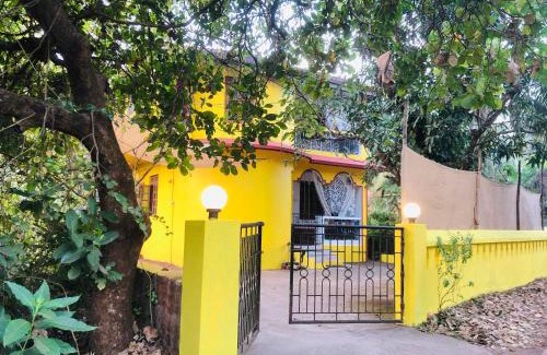 Mandrem Casa | The YelloMello HomeStay 1BHK fast Wi-Fi AC Pet-Friendly