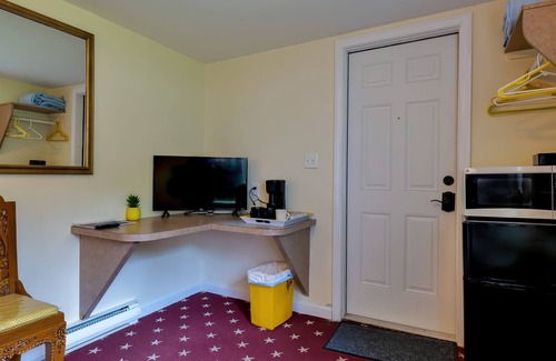 Ellsworth Cabaña | The Yellow 2 Bedroom Cottage @Twin Hills Cottages