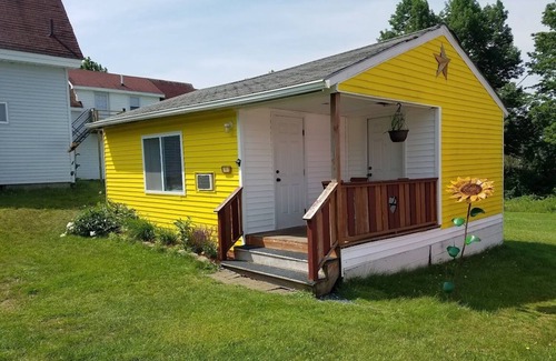 Ellsworth Cabaña | The Yellow 2 Bedroom Cottage @Twin Hills Cottages