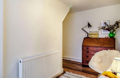 Framlingham Casa | The Yellow Cottage On The Hill