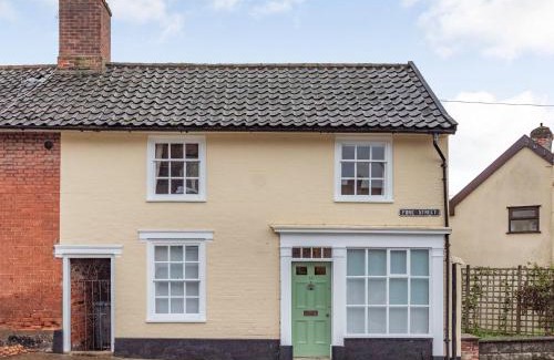 Framlingham Casa | The Yellow Cottage On The Hill