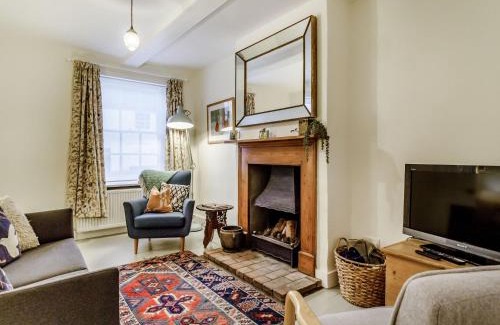 Framlingham Casa | The Yellow Cottage On The Hill