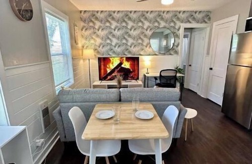 Hendersonville Apartamento | The Yellow Door Cottage