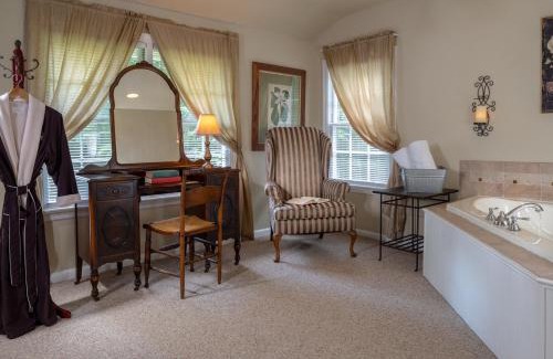 Waynesville Cama Y Desayuno | The Yellow House on Plott Creek