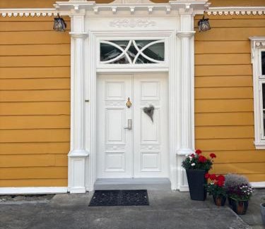Sogndal Casa | The Yellow Lodge Den Gule Villaen