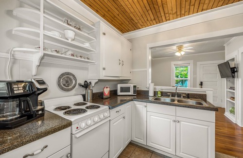Fort Payne Cabaña | The Yellowflower Historical Home in a Great Location!