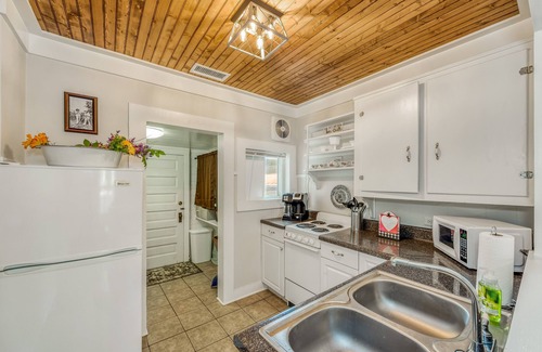Fort Payne Cabaña | The Yellowflower Historical Home in a Great Location!