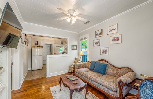 Fort Payne Cabaña | The Yellowflower Historical Home in a Great Location!