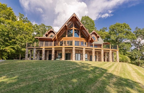 Bracey Casa | The Yellowstone | Elegance Meets Lakefront Luxury